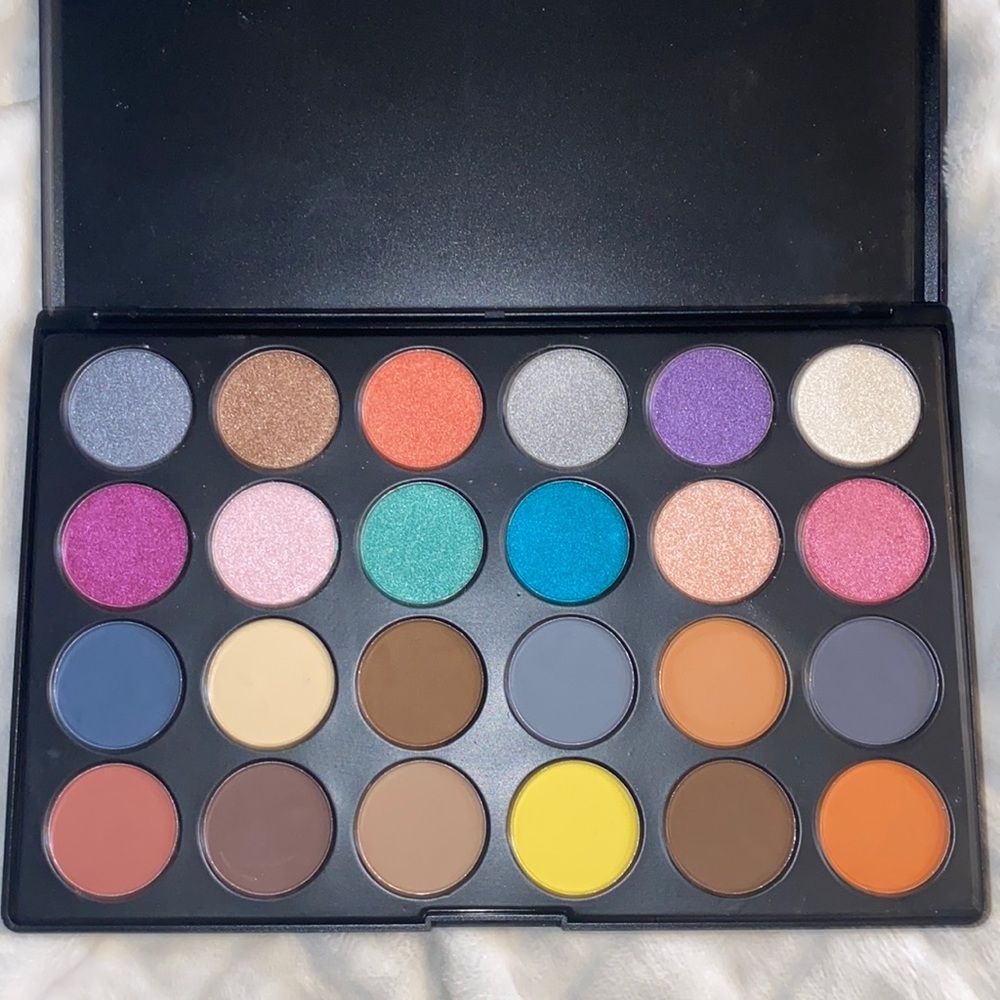 J. cat beauty Hollywood 24 Eyeshadow Palette